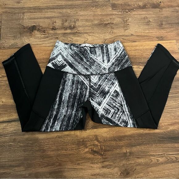 Lululemon Black/White Marble Cropped Leggings - Picture 3 of 7